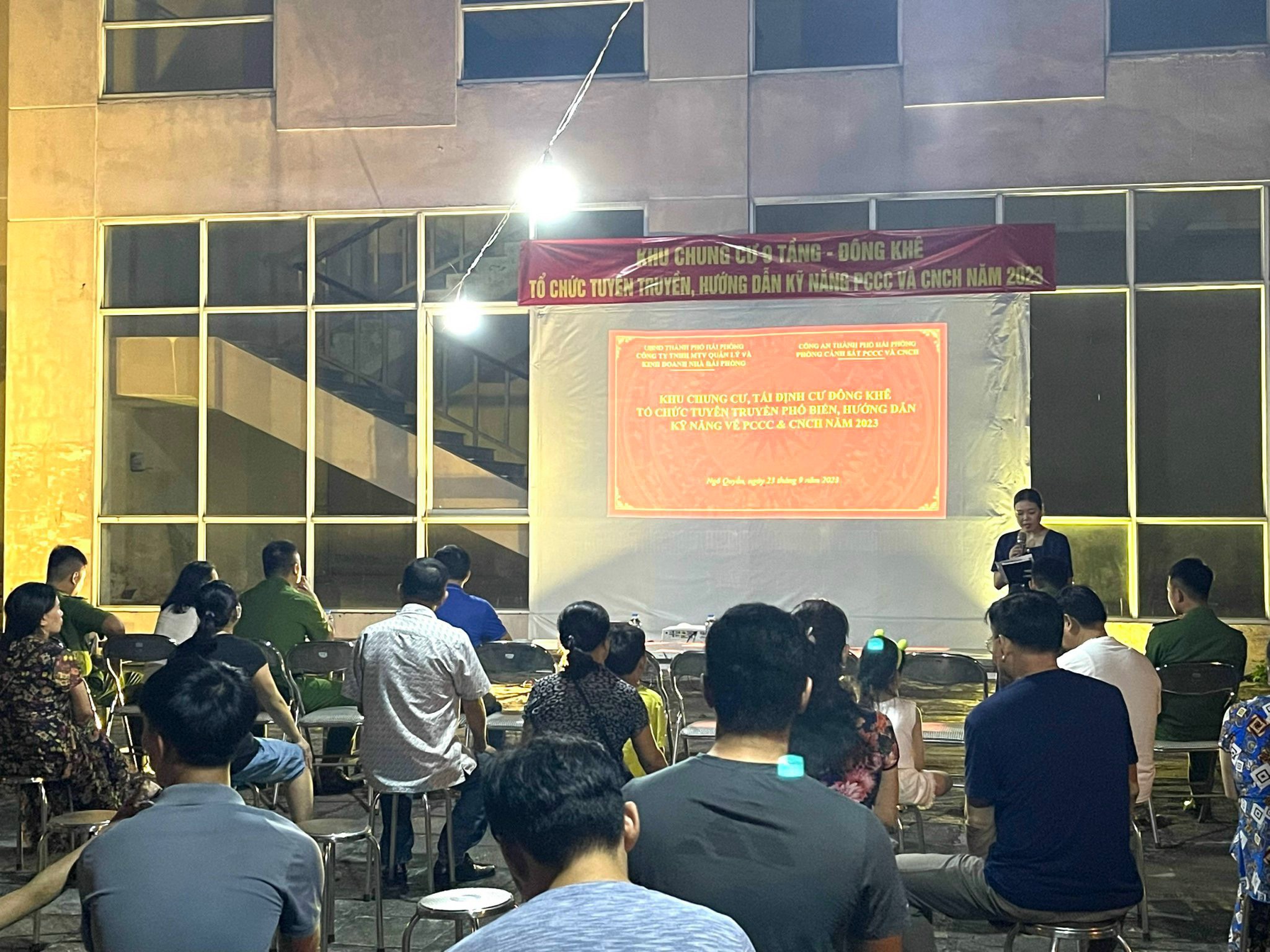 Tuyên truyền kiến thức, kỹ năng PCCC và CNCH cho người dân tại chung cư 9 tầng Đông Khê (quận Ngô Quyền)